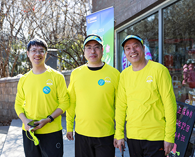郭老師、侯老師、達江老師合影